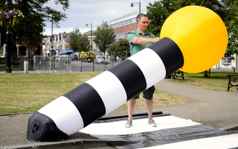 Everywhere we have a road: the Briton invented a portable "zebra"