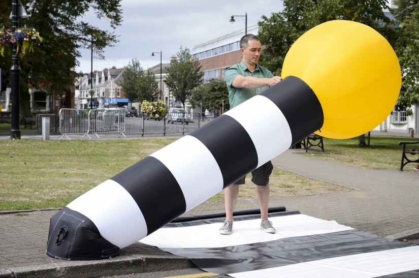 Everywhere we have a road: the Briton invented a portable "zebra"