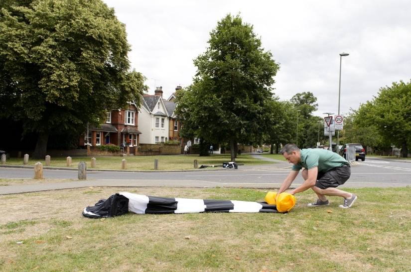 Everywhere we have a road: the Briton invented a portable "zebra"