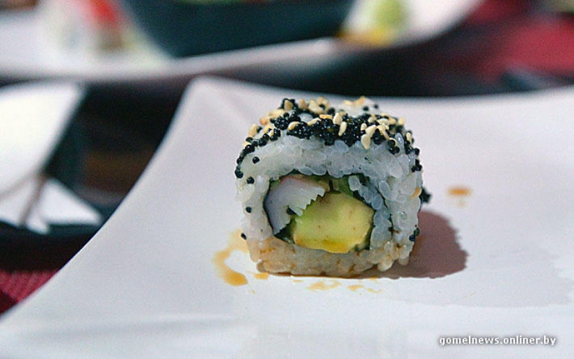 Experimento: un verdadero japonés probó el verdadero sushi Gomel