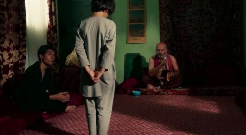 Extraño entretenimiento de hombres en Afganistán: ¿por qué necesitan niños de 10 a 12 años "Bacha-bazi"?