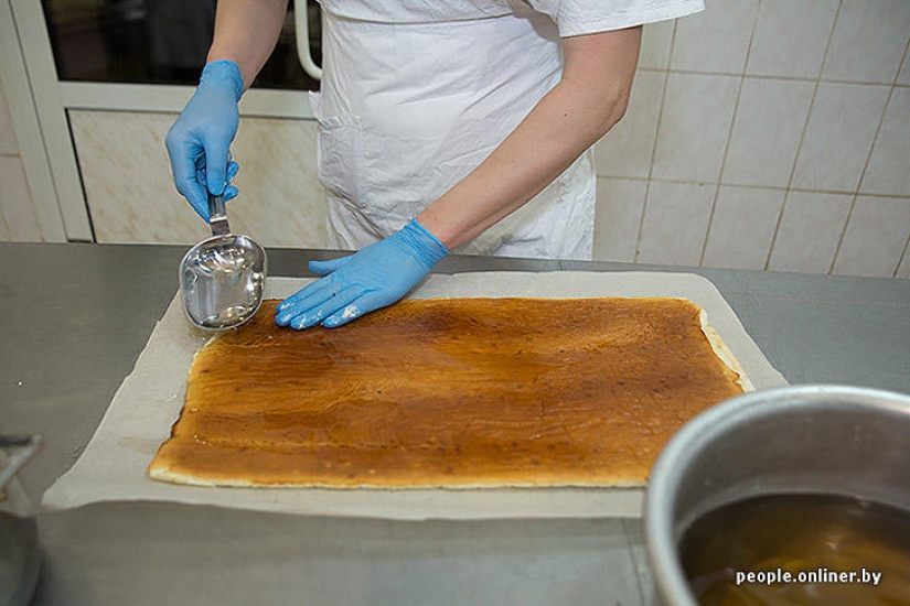 "Fabulous" photo report: how your favorite Soviet cakes are made "Fabulous" photo report: how your favorite Soviet cakes are made