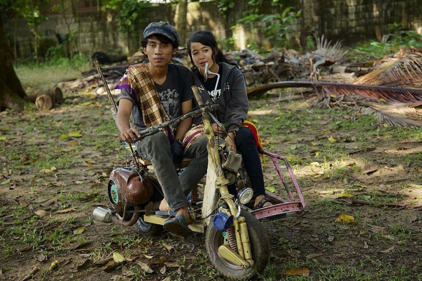 Fans de los legendarios ciclomotores Vespa en Indonesia