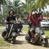 Fans de los legendarios ciclomotores Vespa en Indonesia