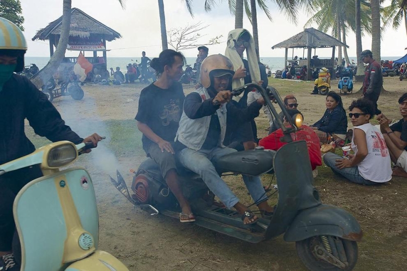 Fans de los legendarios ciclomotores Vespa en Indonesia