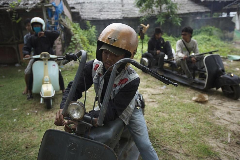 Fans de los legendarios ciclomotores Vespa en Indonesia