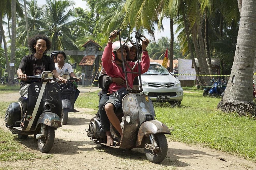 Fans de los legendarios ciclomotores Vespa en Indonesia