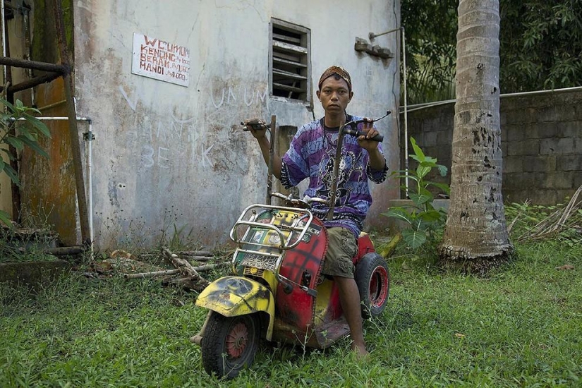 Fans of the legendary Vespa mopeds in Indonesia