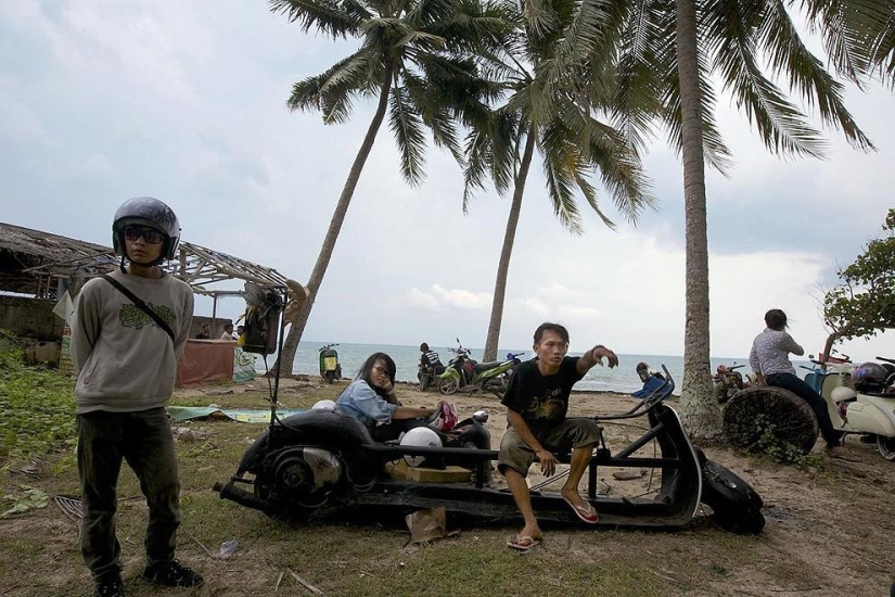 Fans of the legendary Vespa mopeds in Indonesia