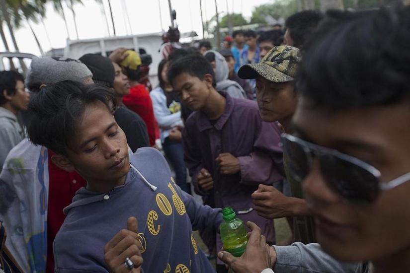 Fans of the legendary Vespa mopeds in Indonesia