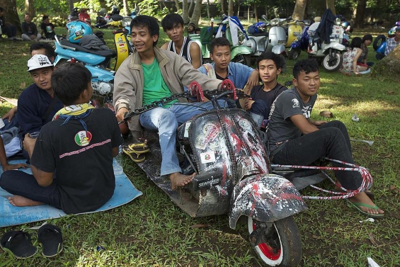 Fans of the legendary Vespa mopeds in Indonesia