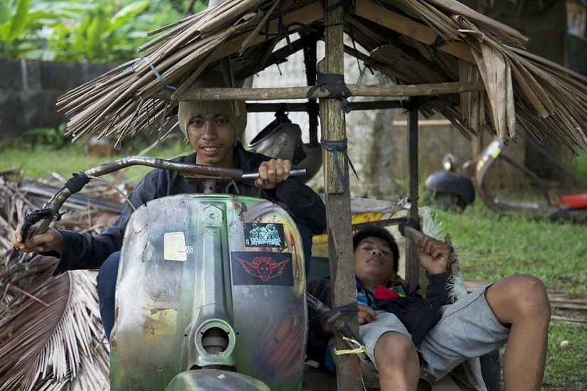 Fans of the legendary Vespa mopeds in Indonesia
