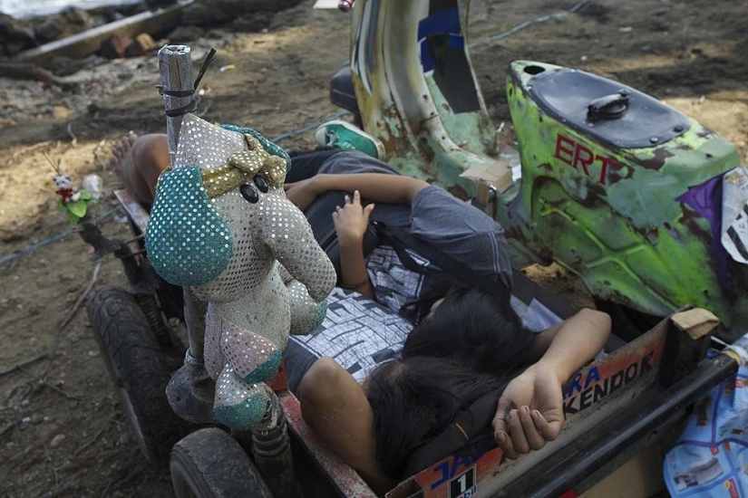 Fans of the legendary Vespa mopeds in Indonesia