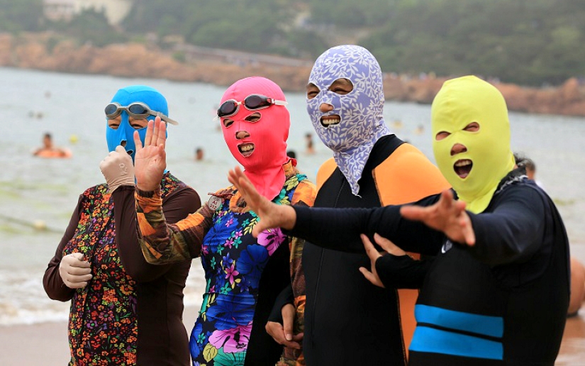 Fashion on Chinese beaches - facekini