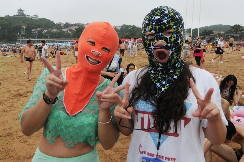 Fashion on Chinese beaches - facekini