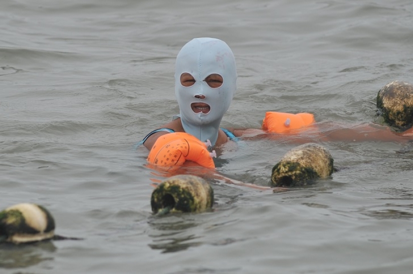 Fashion on Chinese beaches - facekini