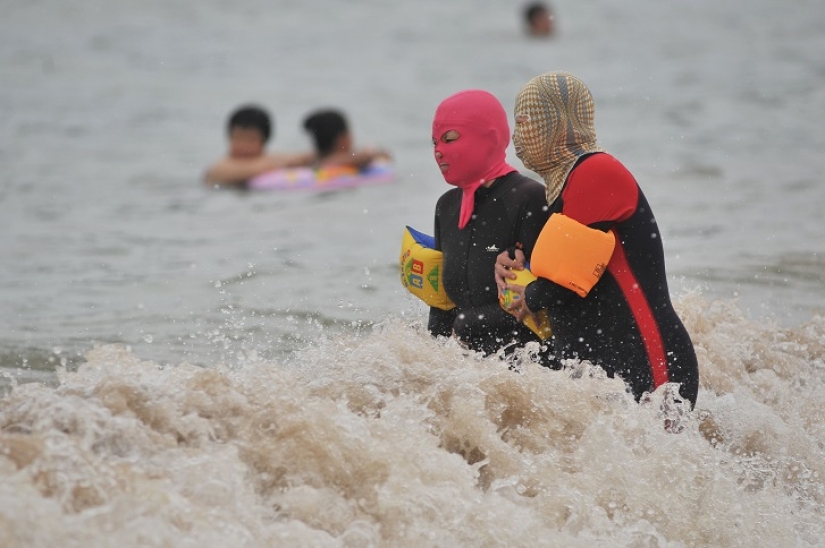 Fashion on Chinese beaches - facekini