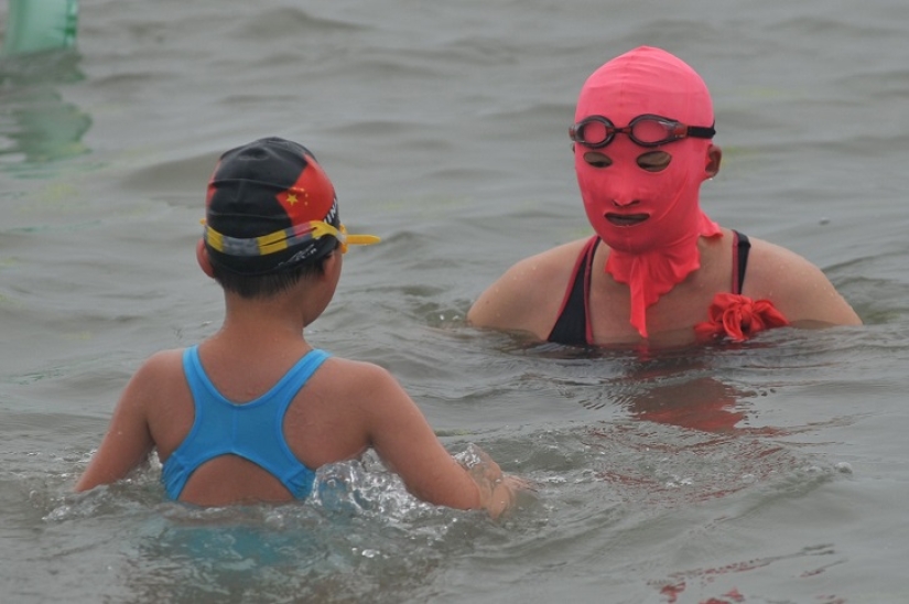 Fashion on Chinese beaches - facekini