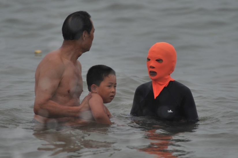 Fashion on Chinese beaches - facekini