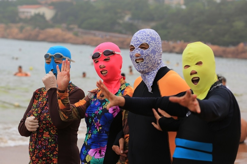 Fashion on Chinese beaches - facekini