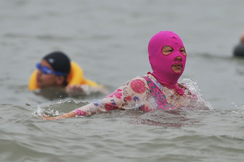 Fashion on Chinese beaches - facekini