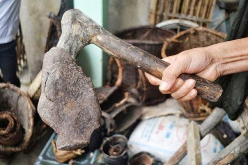 Father and son found in Vietnam hiding in the jungle for 40 years Father and son found in Vietnam hiding in the jungle for 40 years