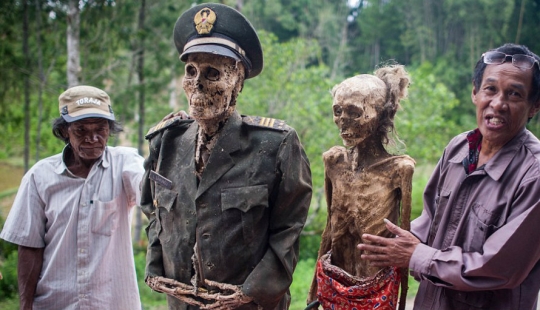 Festival de Manene: Por qué los indonesios desentierran a familiares muertos cada 3 años