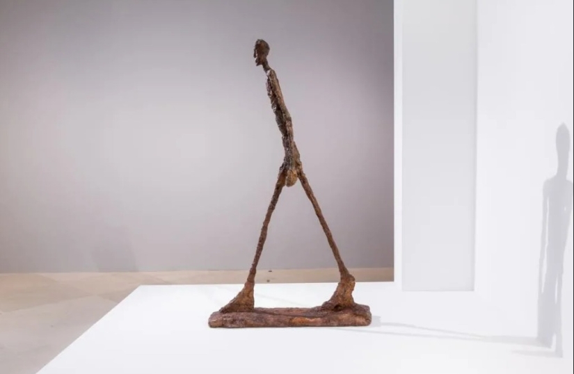 Few would believe that this is the most expensive sculpture in the world: what does the famous "Pointing Man" worth $141,000,000 look like? Few would believe that this is the most expensive sculpture in the world: what does the famous "Pointing Man" worth $141,000,000 look like?