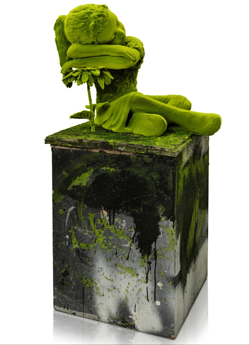 Figuras cubiertas de musgo deambulan por bosques y calles de la ciudad en las esculturas de cerámica flocada de Kim Simonsson