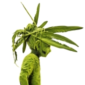 Figuras cubiertas de musgo deambulan por bosques y calles de la ciudad en las esculturas de cerámica flocada de Kim Simonsson