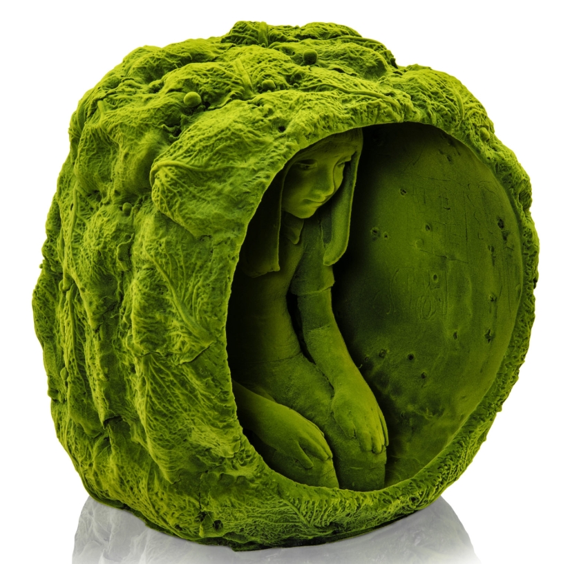 Figuras cubiertas de musgo deambulan por bosques y calles de la ciudad en las esculturas de cerámica flocada de Kim Simonsson