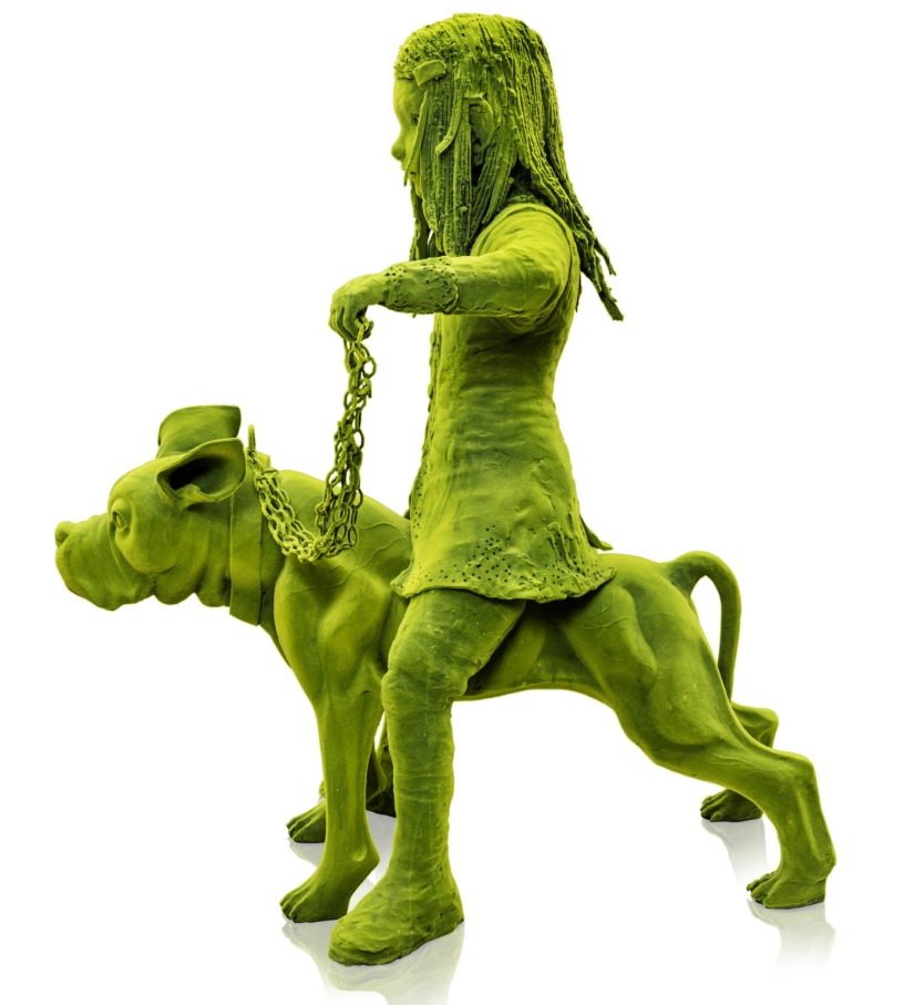 Figuras cubiertas de musgo deambulan por bosques y calles de la ciudad en las esculturas de cerámica flocada de Kim Simonsson