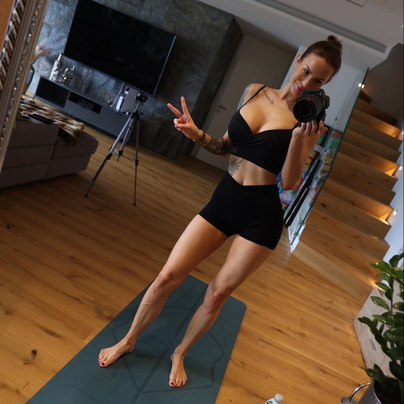 Flexi Amy es una adorable entrenadora de yoga.