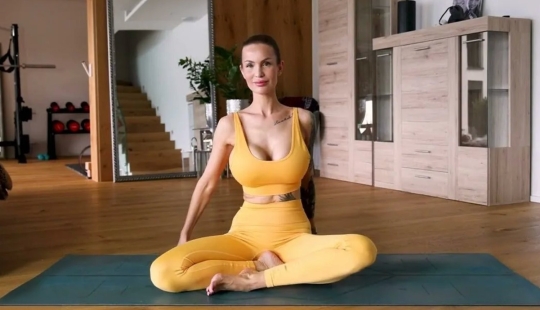 Flexi Amy es una adorable entrenadora de yoga.