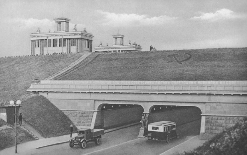Floating across the bridge: the amazing aqueduct of the Moscow Canal