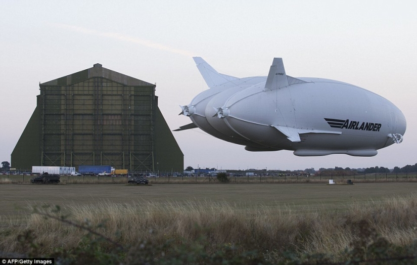 Flying butt: the world's largest aircraft launched in the UK Flying butt: the world's largest aircraft launched in the UK