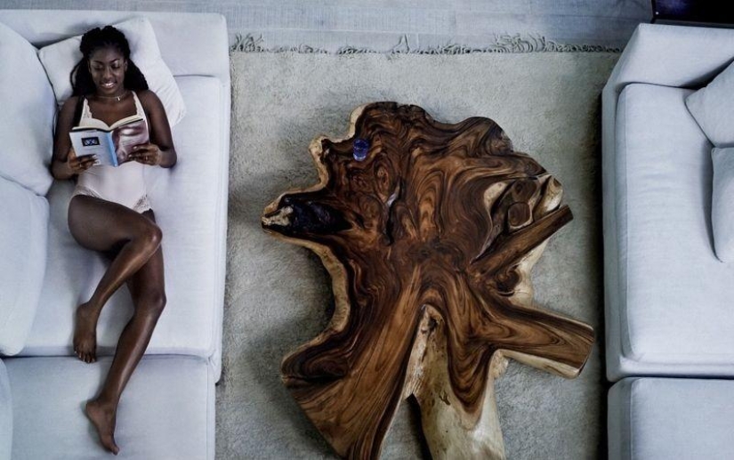 For advertising underwear, the photographer used ordinary women instead of models