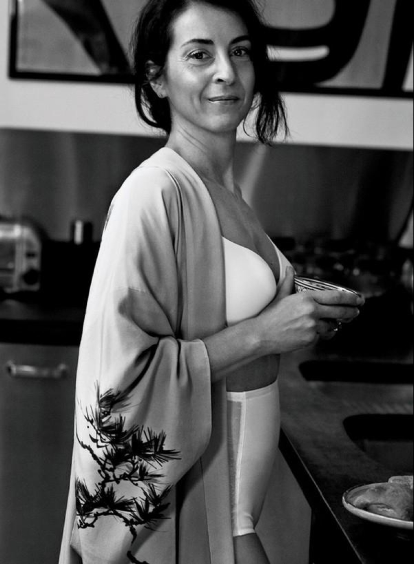 For advertising underwear, the photographer used ordinary women instead of models