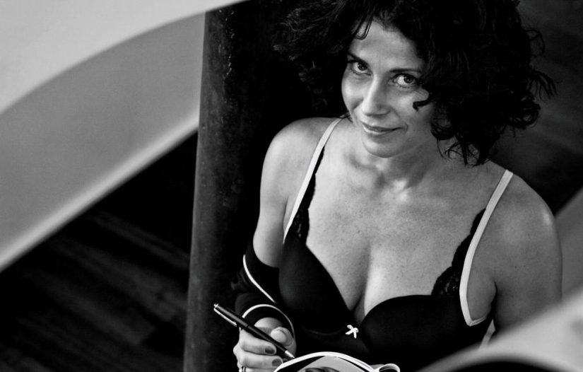 For advertising underwear, the photographer used ordinary women instead of models