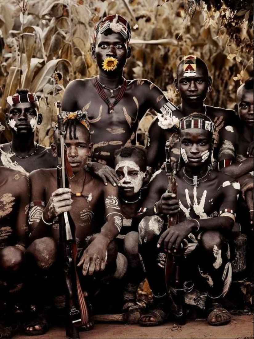 Fotógrafo británico Jimmy Nelson: Salvajes con ametralladoras