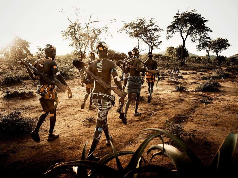 Fotógrafo británico Jimmy Nelson: Salvajes con ametralladoras