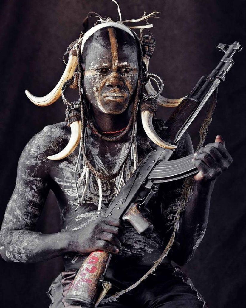 Fotógrafo británico Jimmy Nelson: Salvajes con ametralladoras