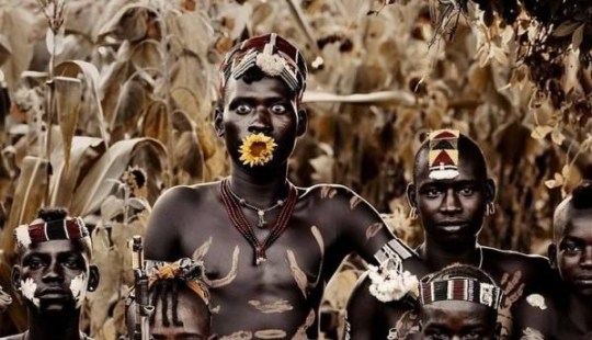 Fotógrafo británico Jimmy Nelson: Salvajes con ametralladoras