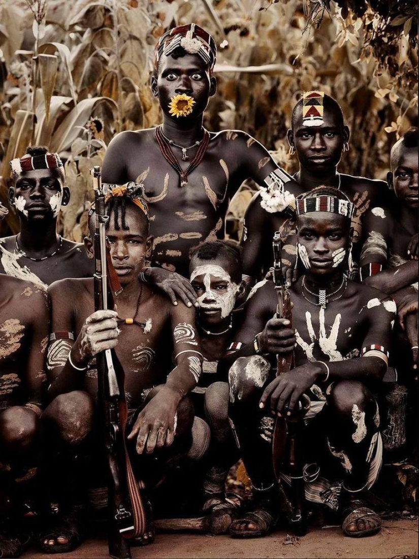 Fotógrafo británico Jimmy Nelson: Salvajes con ametralladoras