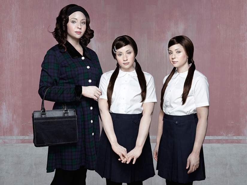 Foto en blanco y negro: una mulata se fotografía a sí misma como sus ancestros blancos