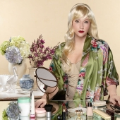 Foto en blanco y negro: una mulata se fotografía a sí misma como sus ancestros blancos