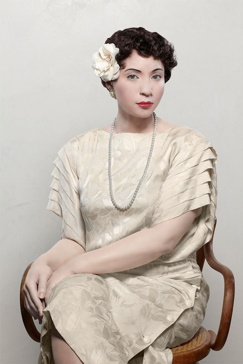 Foto en blanco y negro: una mulata se fotografía a sí misma como sus ancestros blancos