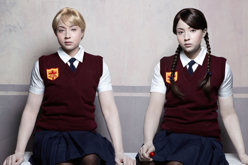 Foto en blanco y negro: una mulata se fotografía a sí misma como sus ancestros blancos