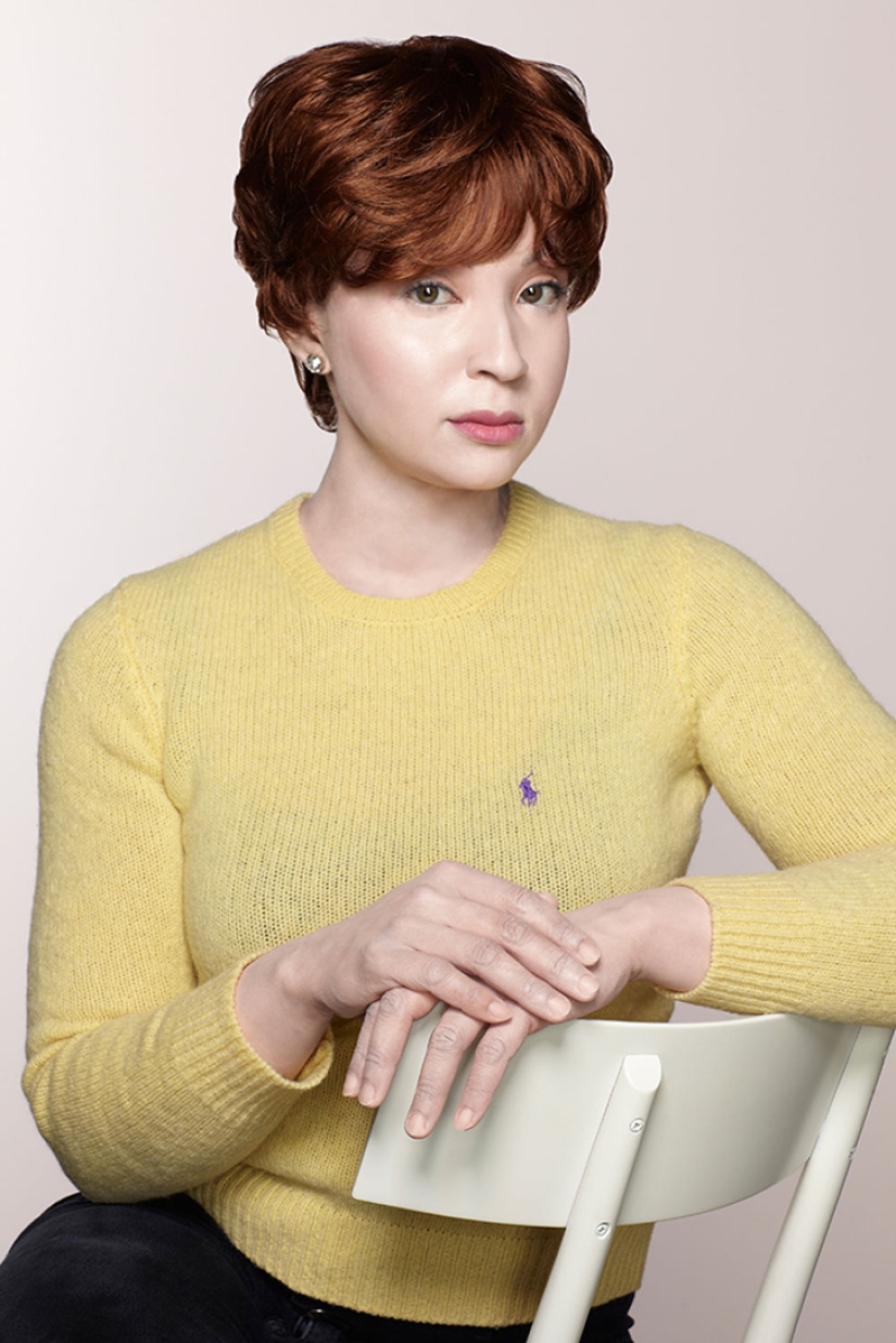 Foto en blanco y negro: una mulata se fotografía a sí misma como sus ancestros blancos