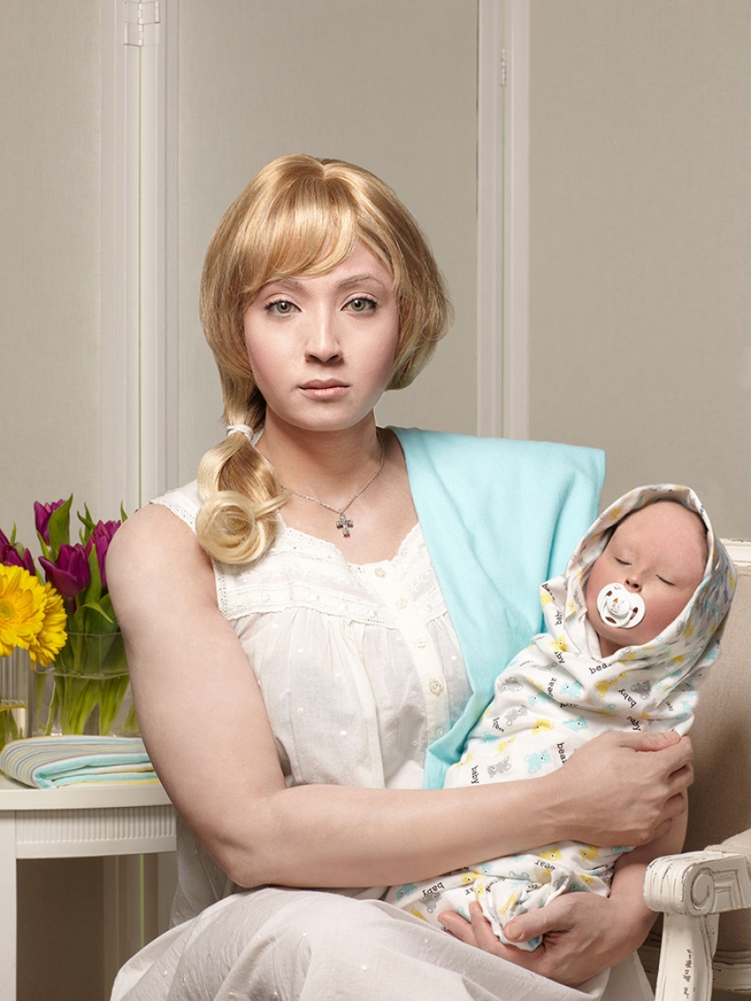 Foto en blanco y negro: una mulata se fotografía a sí misma como sus ancestros blancos